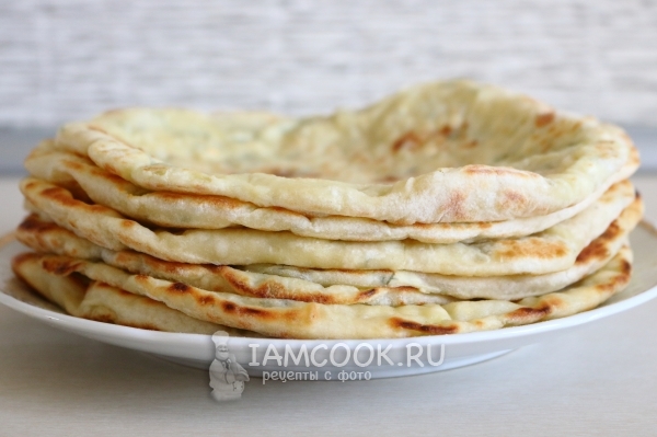 Фото лепёшек на кефире с начинкой на сковороде