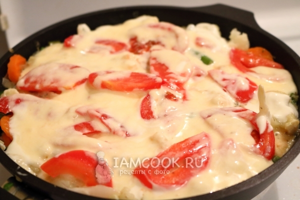 Залить овощи яичной смесью