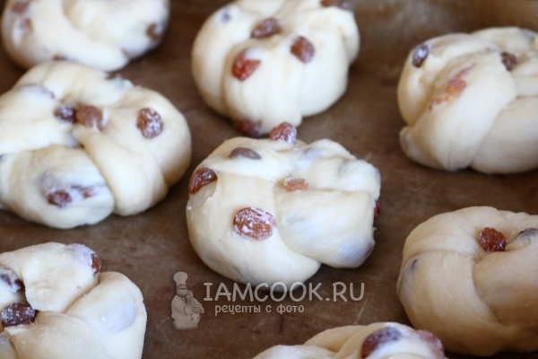 Положить заготовки на противень