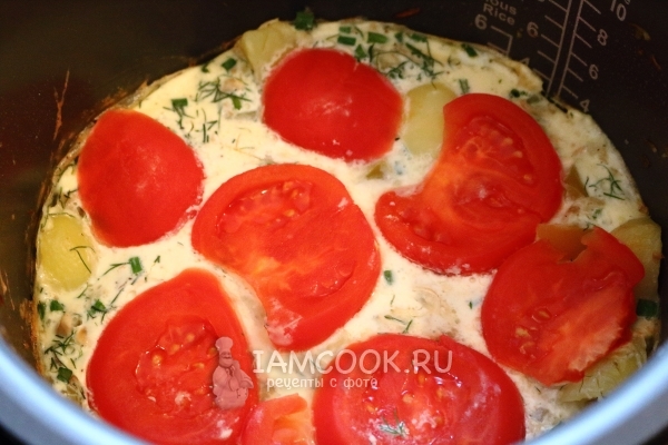 Положить кружочки помидора