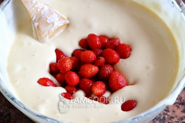 Положить клубнику