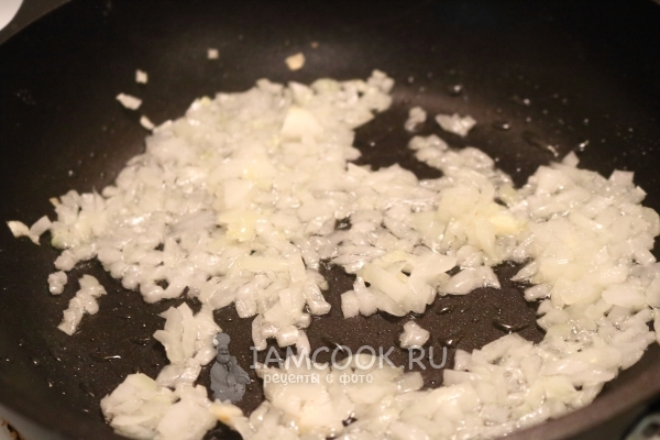 Обжарить лук на сковороде