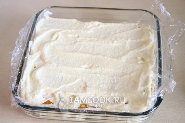 Смазать печенье кремом