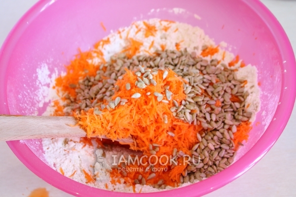 Положить семечки и морковь