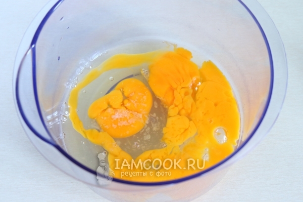 Соединить яйца с солью