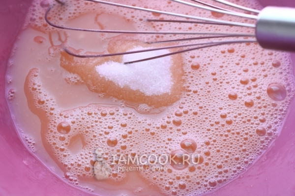 Соединить яйца с сахаром