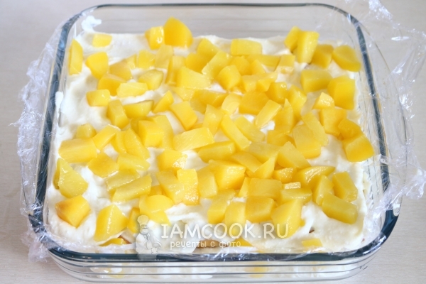 Положить на крем фрукты