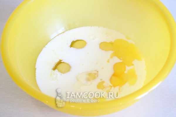 Соединить яйца с молоком