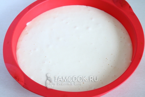 Перелить тесто в форму