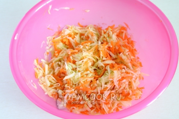 Натереть кабачки и морковь