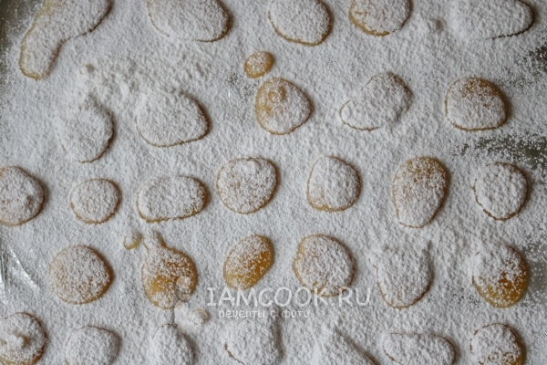 Посыпать леденцы сахарной пудрой