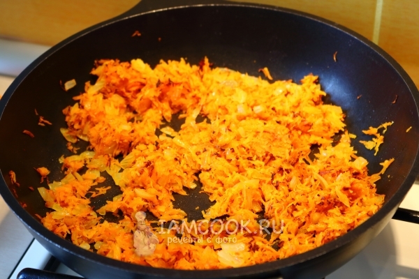 Пожарить морковь с луком
