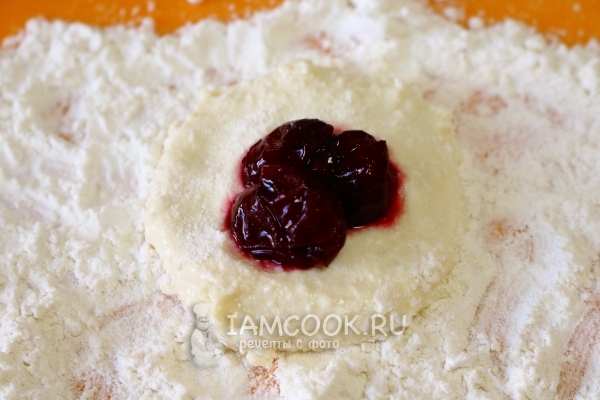 Положить на тесто вишню