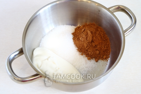 Соединить какао, сахар и сметану