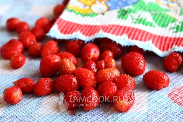 Помыть клубнику