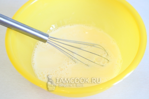 Взбить яйца с молоком