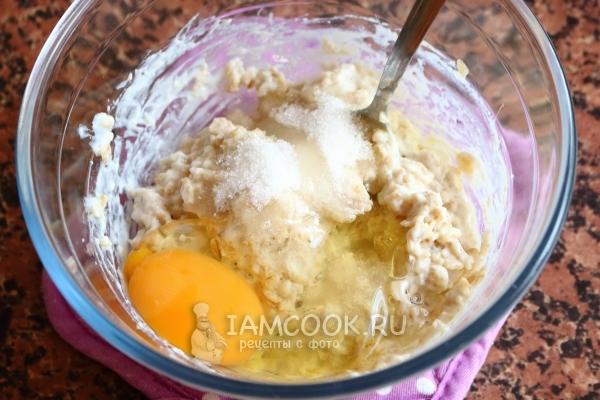 Добавить яйцо, соль и сахар