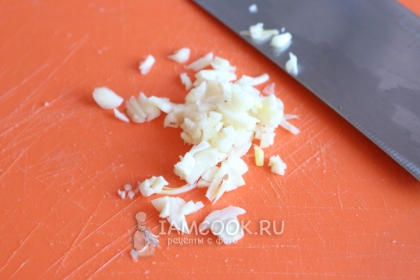 Порезать чеснок