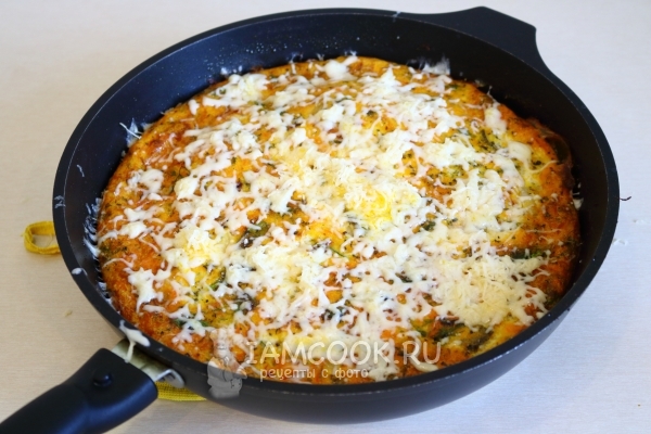 Посыпать омлет сыром