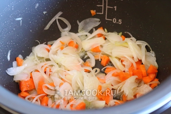 Обжарить лук с морковью