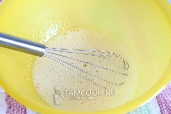 Взбить яйца с сахаром