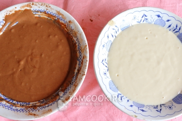 Разделить тесто на две части