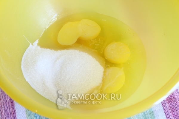 Соединить яйца и сахар