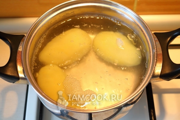 Положить картофель в воду
