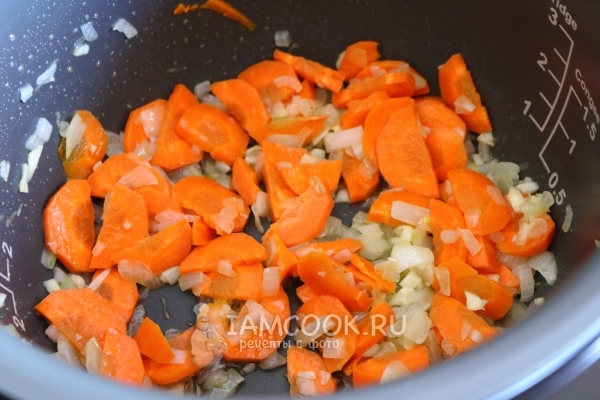 Обжарить лук с морковью