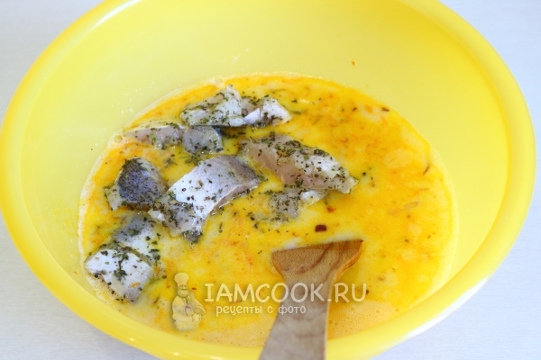 Положить рыбу в яичную смесь