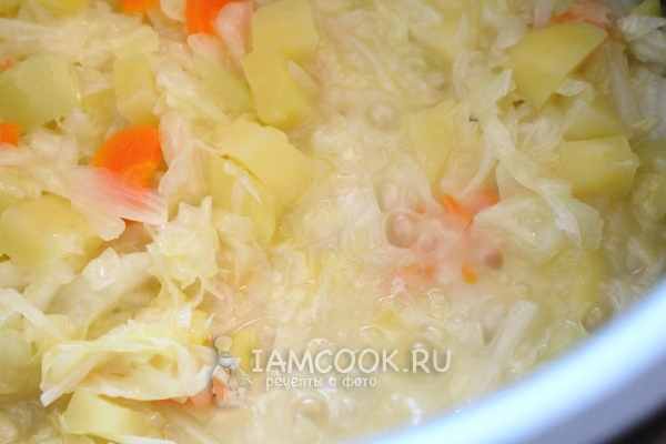 Положить перец к овощам