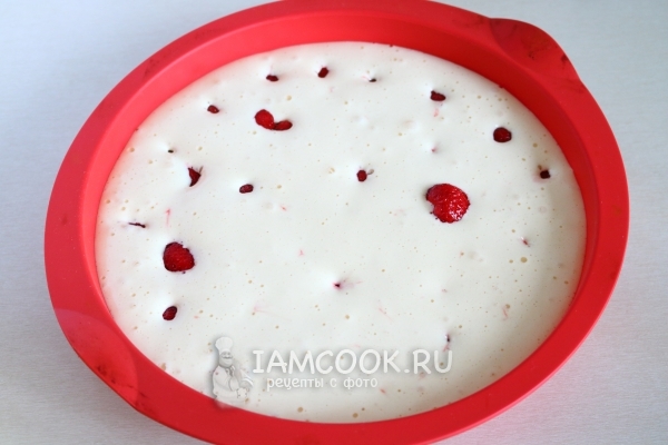 Положить на тесто клубнику