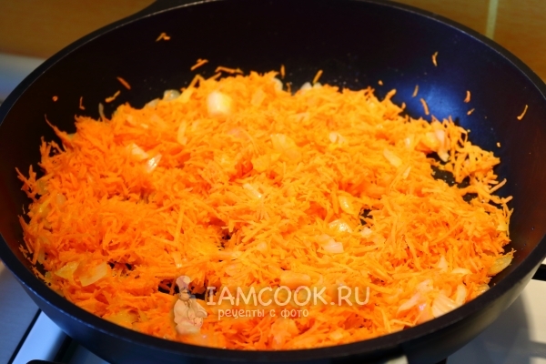 Обжарить лук с морковью