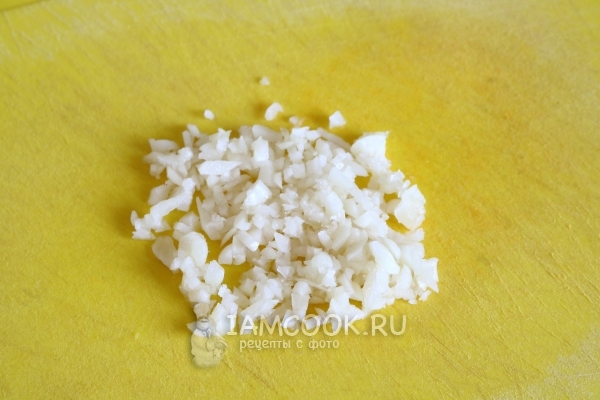 Порезать чеснок