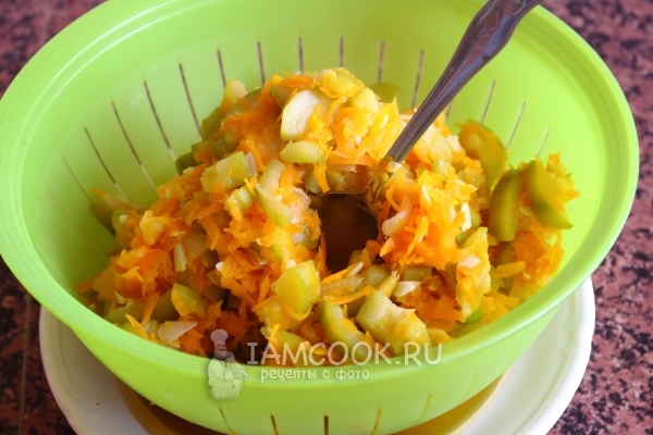 Положить овощи в дуршлаг