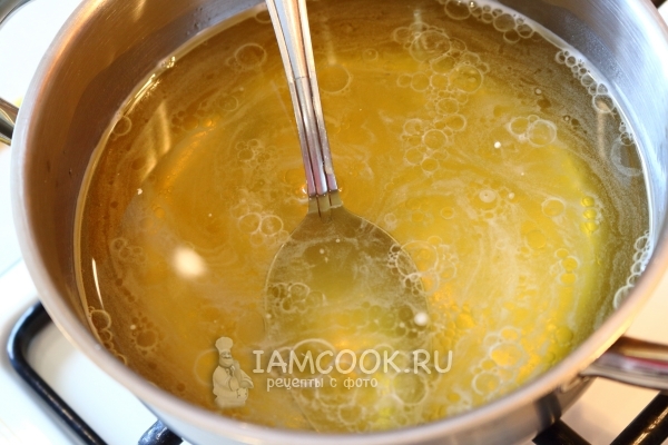 Влить масло