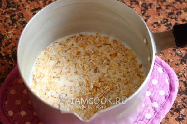 Всыпать в молоко овсяные хлопья