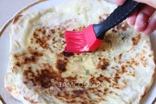 Смазать лепешку маслом