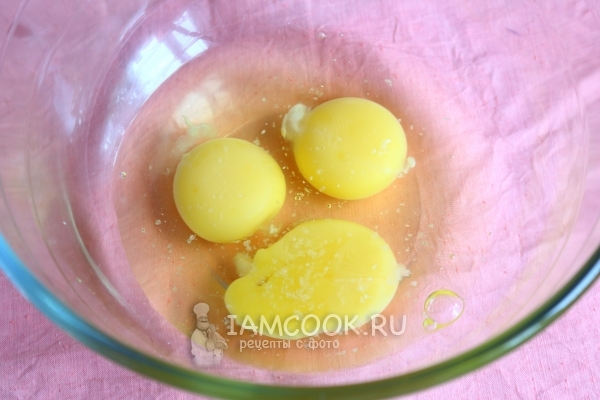 Вбить яйца в миску