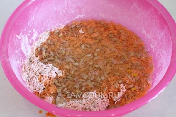 Соединить жидкие и сухие ингредиенты