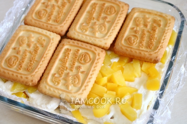 Положить на фрукты печенье