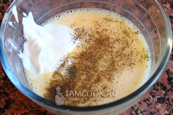 Всыпать в омлетную смесь соль и перец