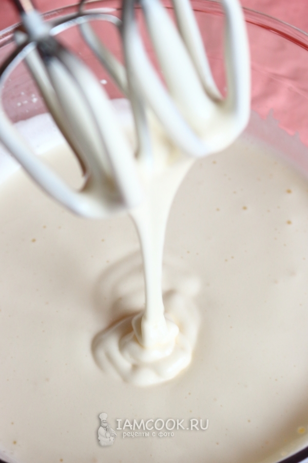 Взбить миксером яйца с сахаром