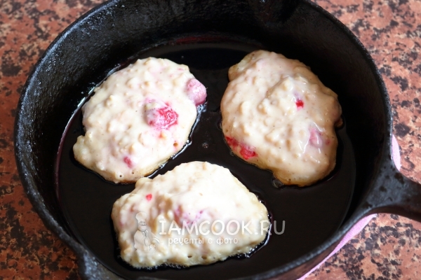 Положить тесто на сковороду