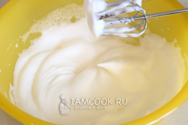 Взбить белки с солью