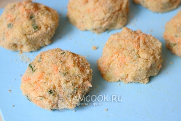 Обвалять котлеты в сухарях