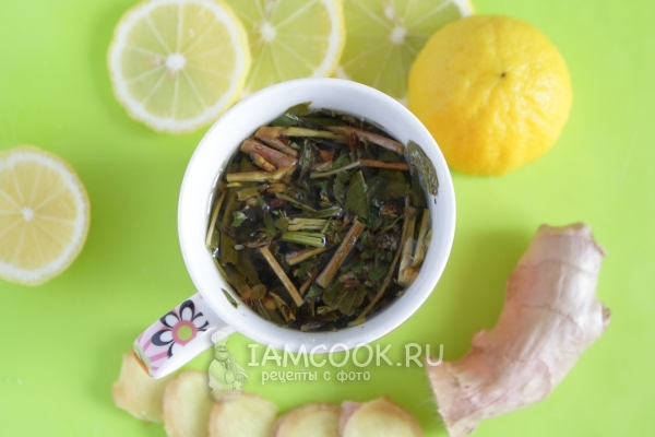 Залить травы и имбирь горячей водой