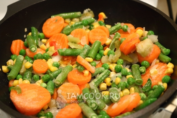 Положить к луку овощи