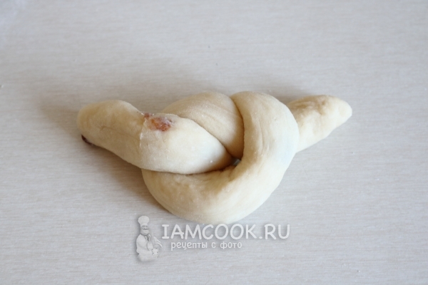 Завязать тесто узелком