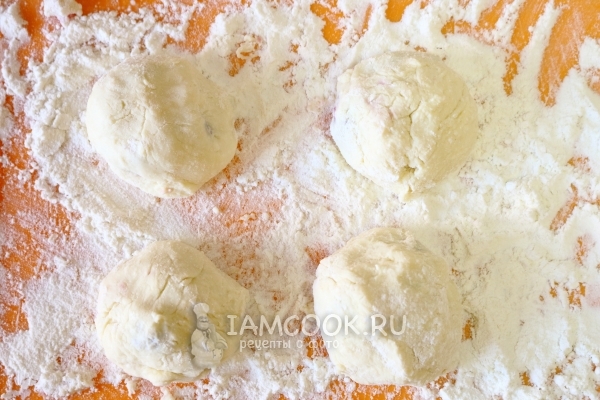 Обвалять заготовки в муке